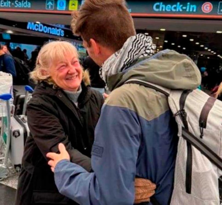 Graciela recibiendo a Andrés De Nastchokine este lunes por la noche (Foto: Instagram @aledenastchokine)