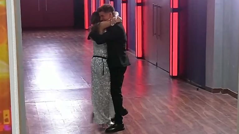 Gran Hermano: qué se dijeron al oído Manuel y Lola en su tierno reencuentro (captura de Telefe)