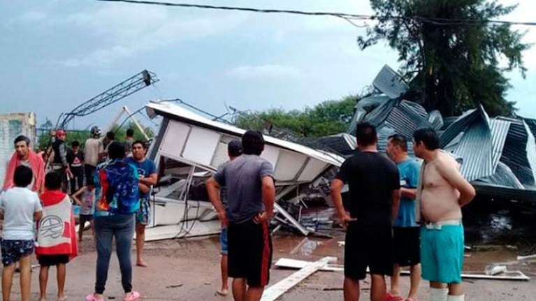 Graves destrozos y decenas de familias afectadas por un fuerte temporal en Santiago del Estero