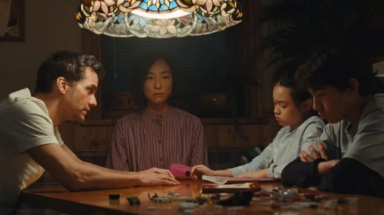 Greta Lee, de Vidas pasadas, y Wagner Moura, de Narcos y El agente secreto, son los protagonistas.