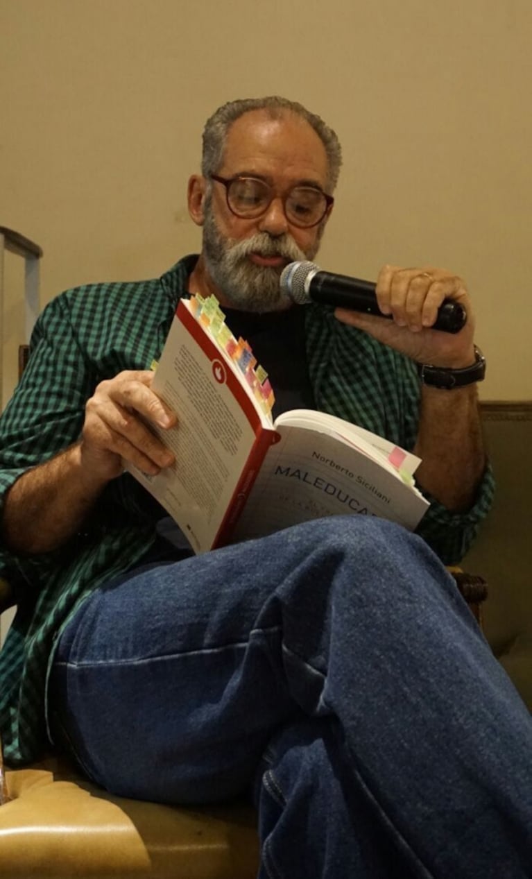Griselda Siciliani acompañó a su papá en la presentación de Maleducados, su nuevo libro