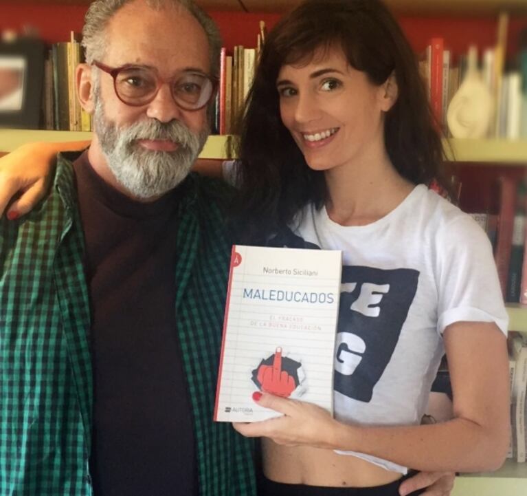 Griselda Siciliani acompañó a su papá en la presentación de Maleducados, su nuevo libro