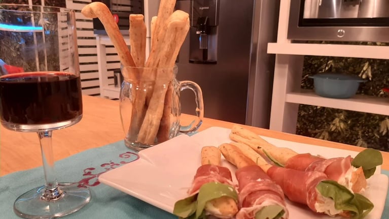 Grisines de queso y orégano envueltos en jamón crudo y rúcula