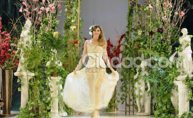 Guillermina Valdés brilló en la pasarela vestida de novia. (Foto: Jennifer Rubio)