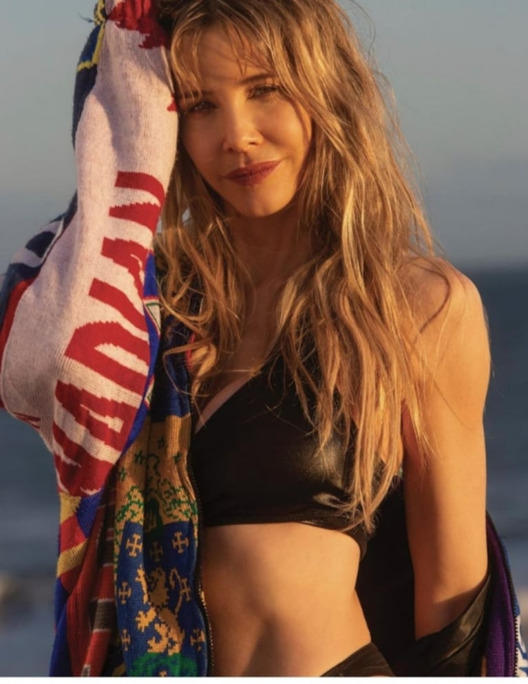 Guillermina Valdés lució espléndida con una microbikini negra engomada desde Mar del Plata