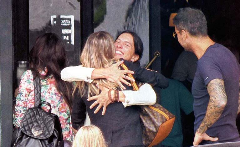Guillermina Valdés y Paula Robles se abrazan como amigas, ante la mirada de Marcelo Tienlli. (Foto: revista Gente)