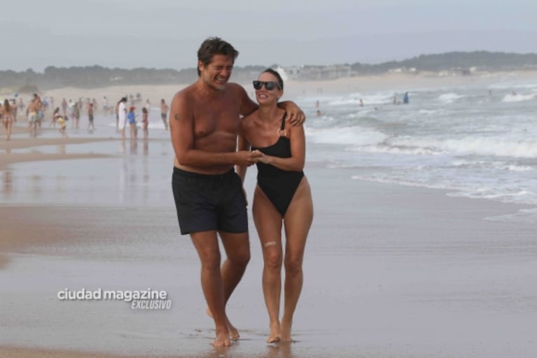 Guillermo Andino junto a Carolina Prat  y su familia en Punta del Este: el amor intacto