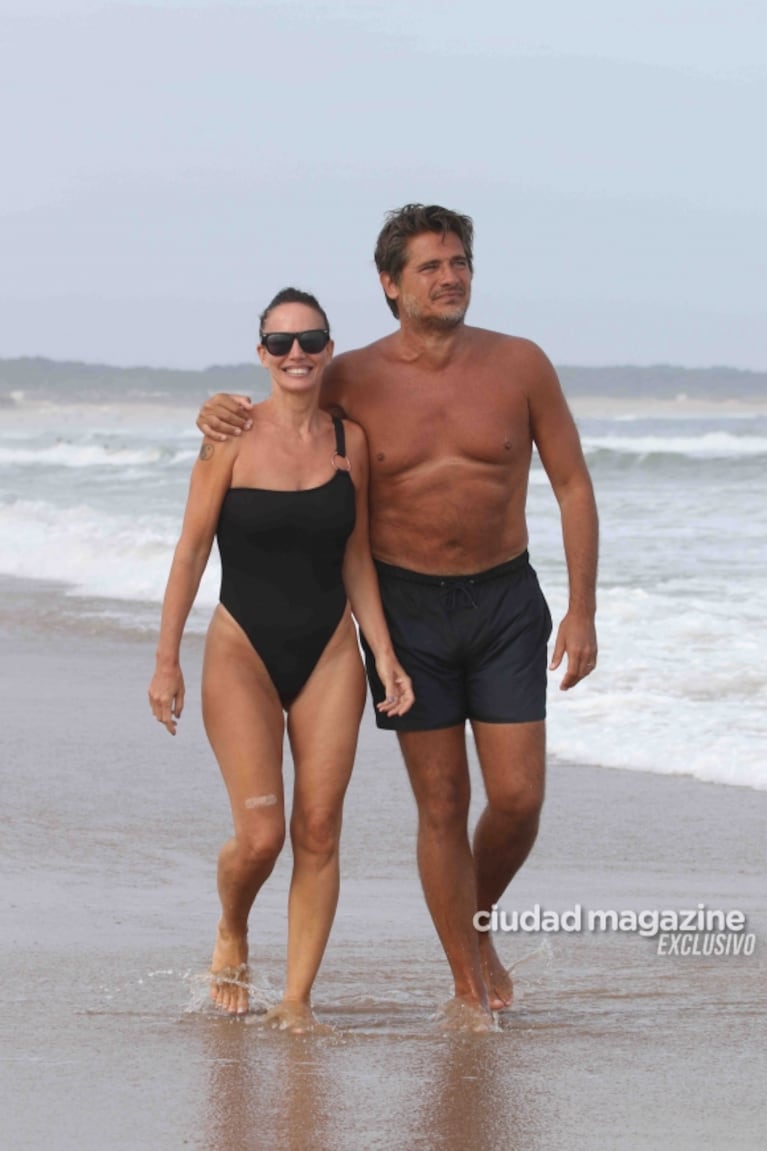 Guillermo Andino junto a Carolina Prat  y su familia en Punta del Este: el amor intacto