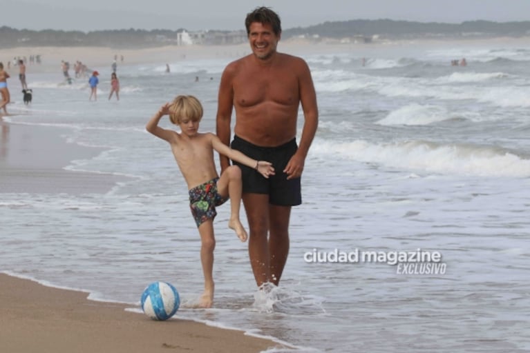 Guillermo Andino junto a Carolina Prat  y su familia en Punta del Este: el amor intacto