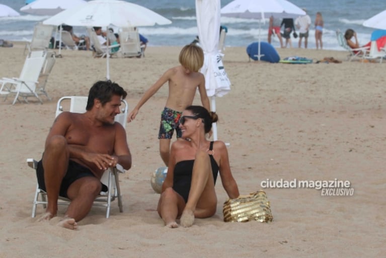 Guillermo Andino junto a Carolina Prat  y su familia en Punta del Este: el amor intacto