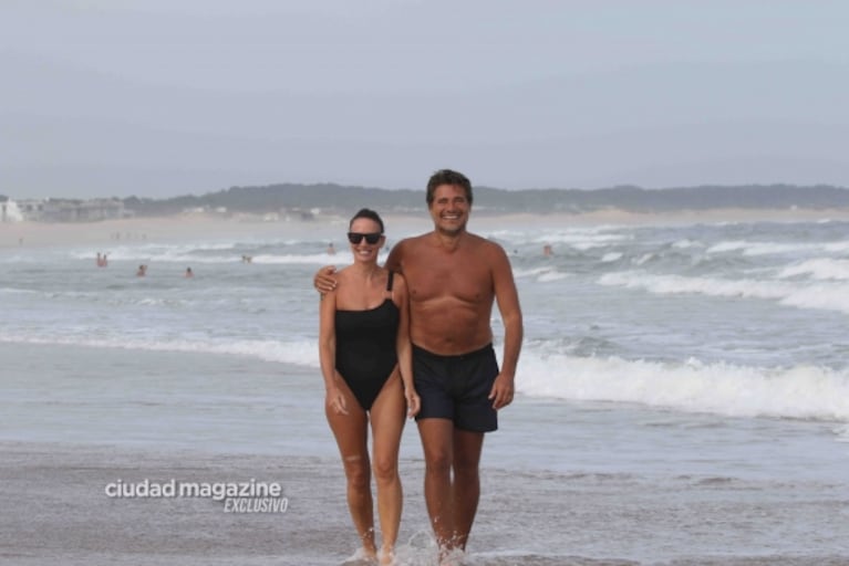 Guillermo Andino junto a Carolina Prat  y su familia en Punta del Este: el amor intacto