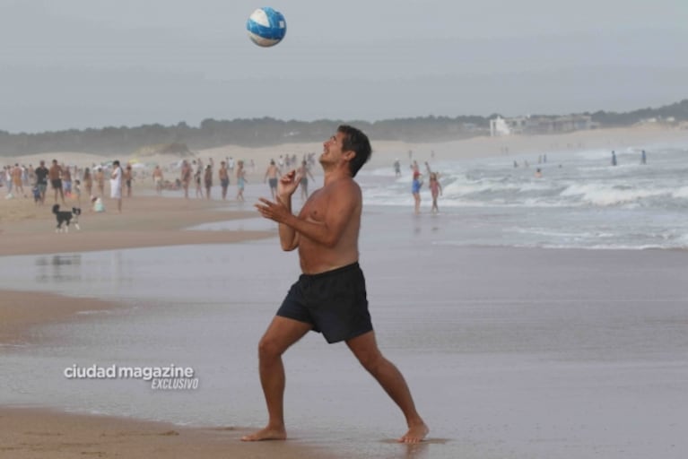 Guillermo Andino junto a Carolina Prat  y su familia en Punta del Este: el amor intacto