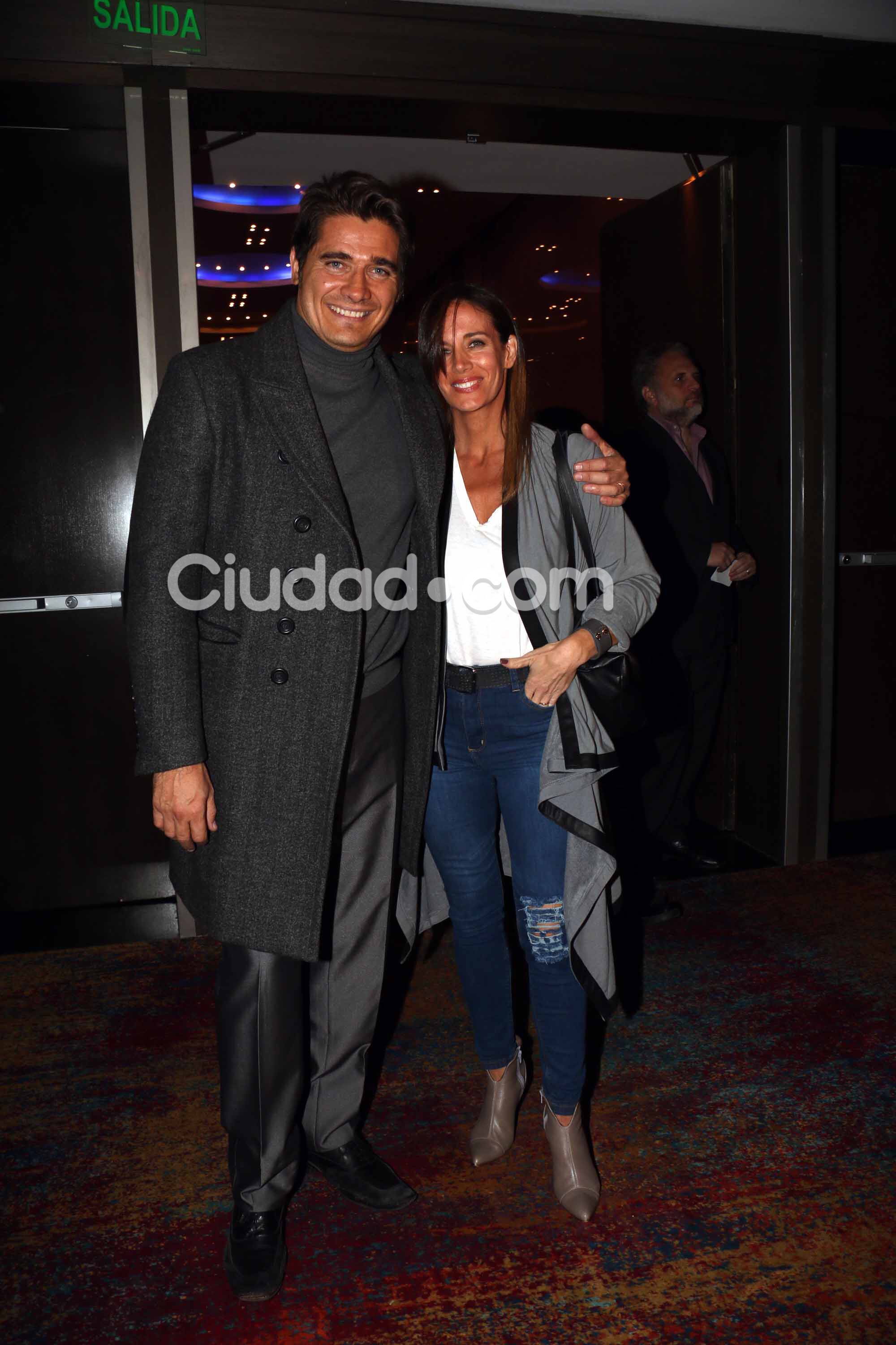 Guillermo Andino, nominado como Mejor Conductor, junto a Carolina Prat (Fotos: Movilpress).