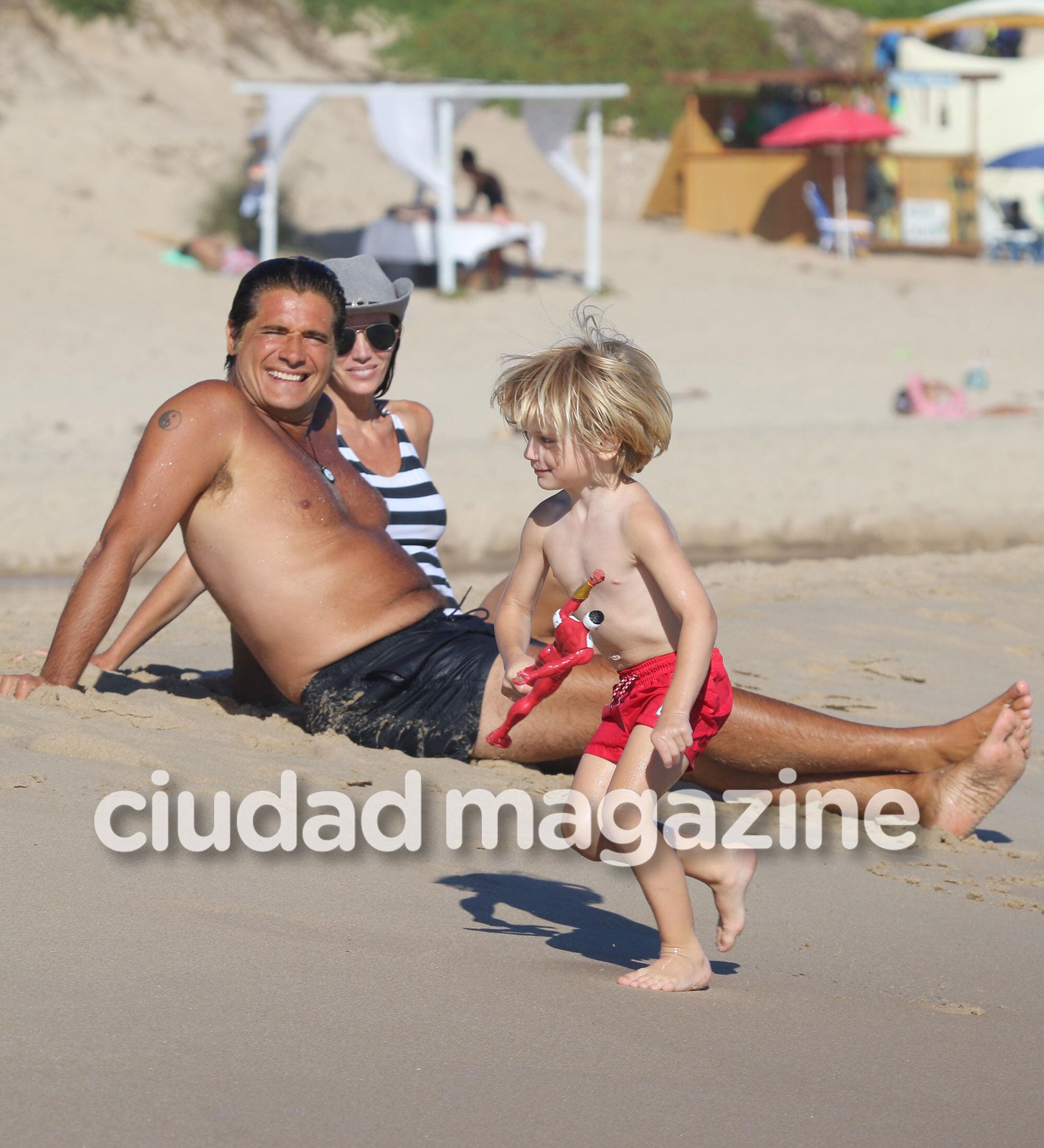 Guillermo Andino y Carolina Prat, mimosos y enamorados en el mar de Punta del Este. (Foto: GM Press)