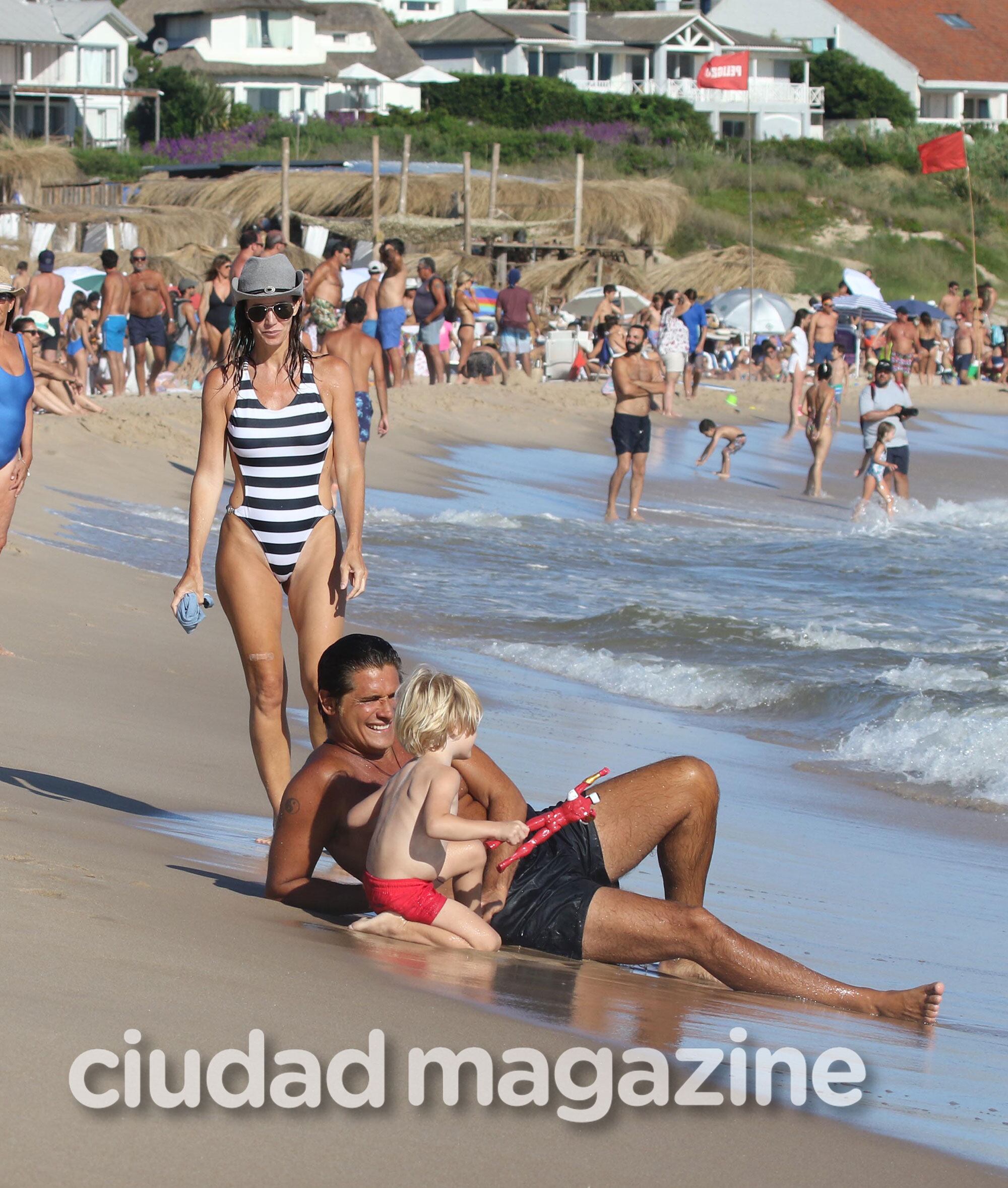 Guillermo Andino y Carolina Prat, mimosos y enamorados en el mar de Punta del Este. (Foto: GM Press)