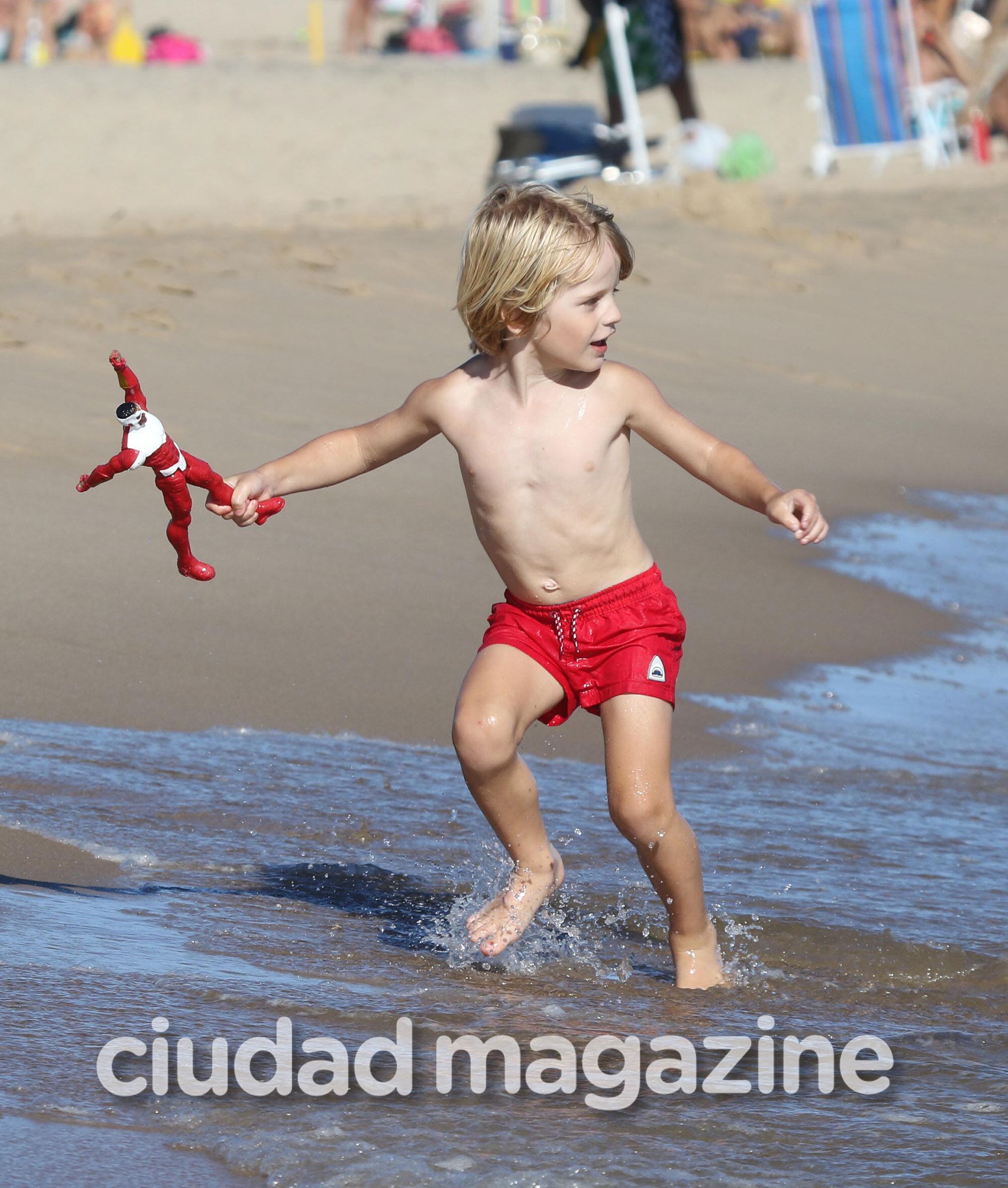 Guillermo Andino y Carolina Prat, mimosos y enamorados en el mar de Punta del Este. (Foto: GM Press)