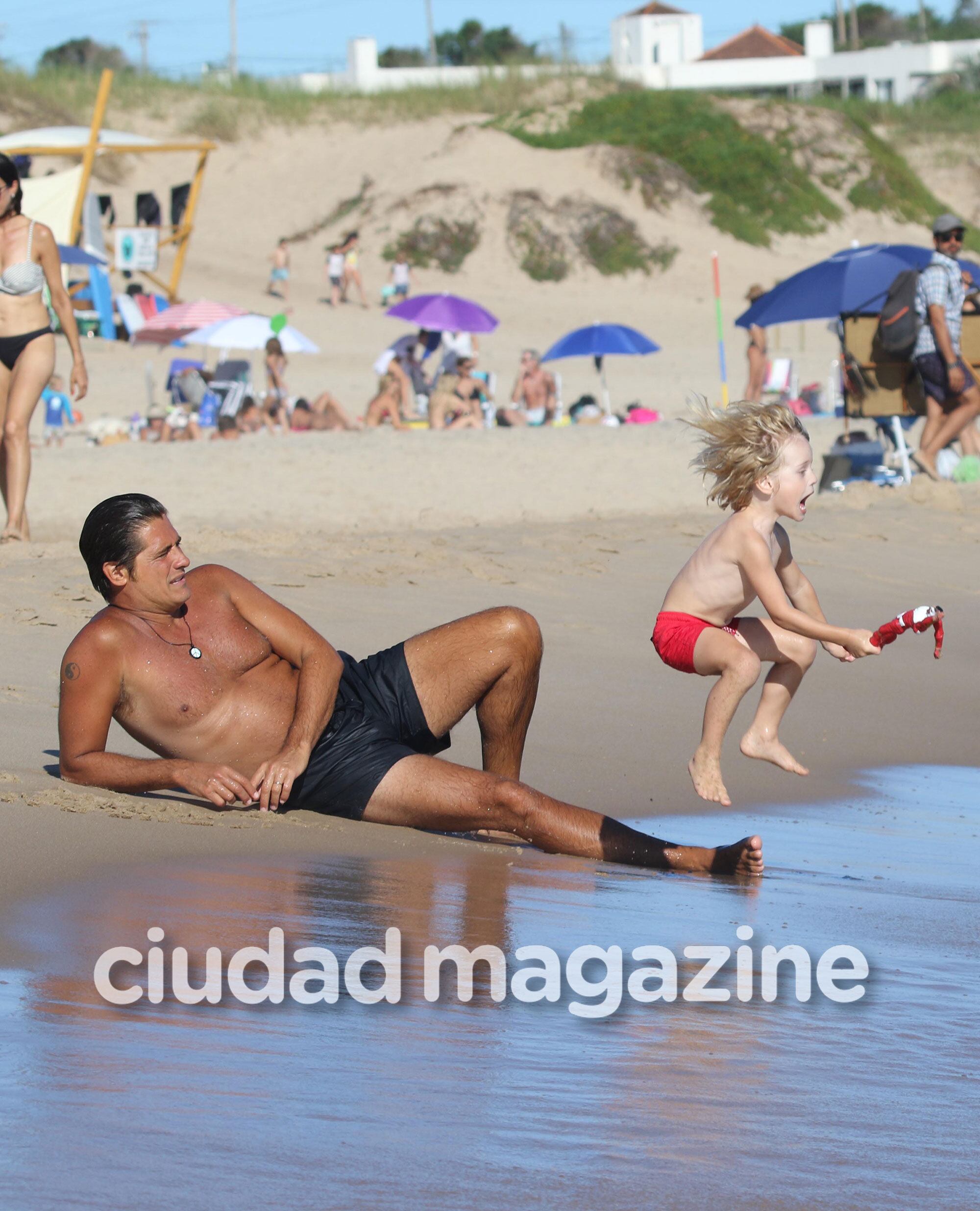 Guillermo Andino y Carolina Prat, mimosos y enamorados en el mar de Punta del Este. (Foto: GM Press)