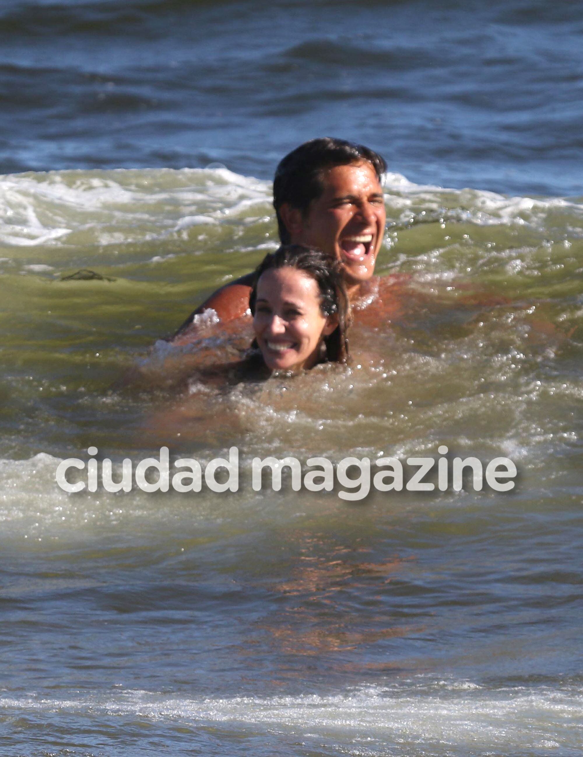 Guillermo Andino y Carolina Prat, mimosos y enamorados en el mar de Punta del Este. (Foto: GM Press)