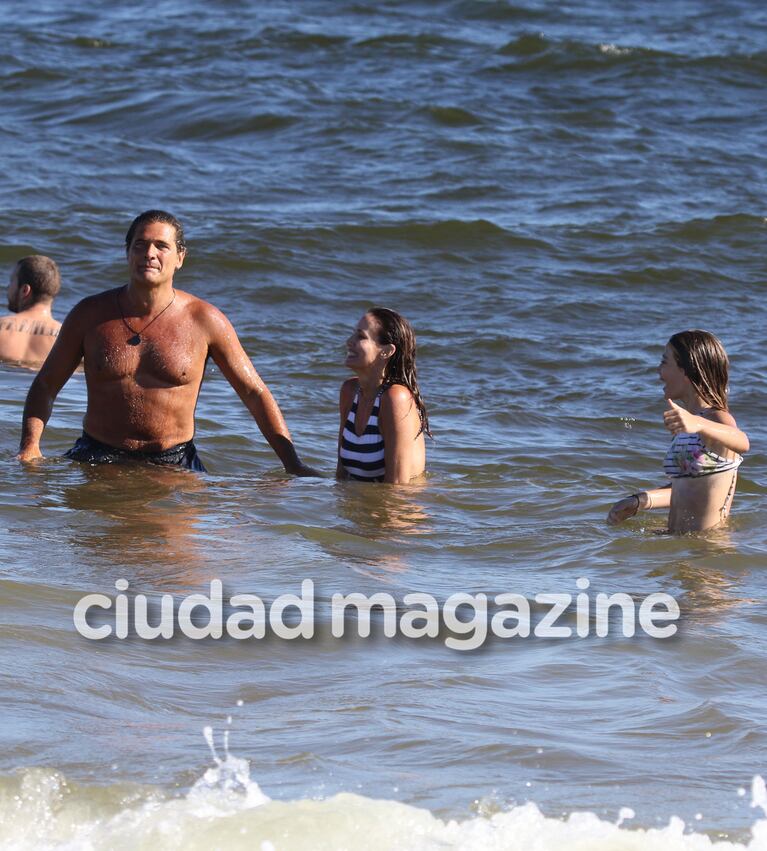 Guillermo Andino y Carolina Prat, mimosos y enamorados en el mar de Punta del Este. (Foto: GM Press)