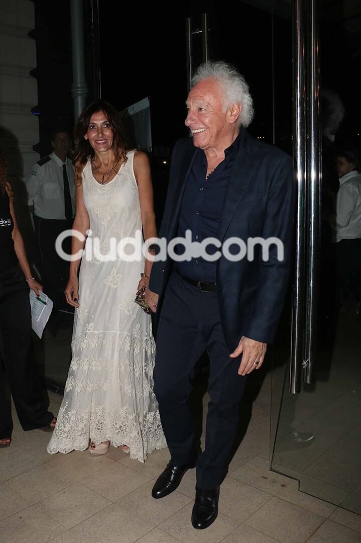 Guillermo Cóppola y su mujer Corina, súper elegantes.  (Foto: Movilpress)