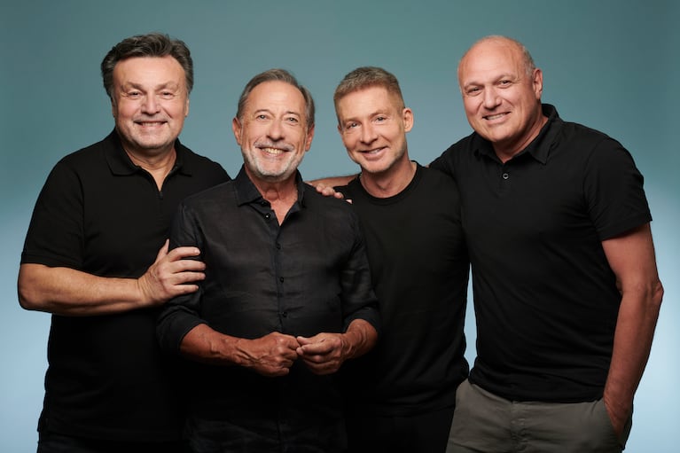 Guillermo Francella con Adrián Suar, Pablo Kompel y Marcos Carnevale. Foto: prensa