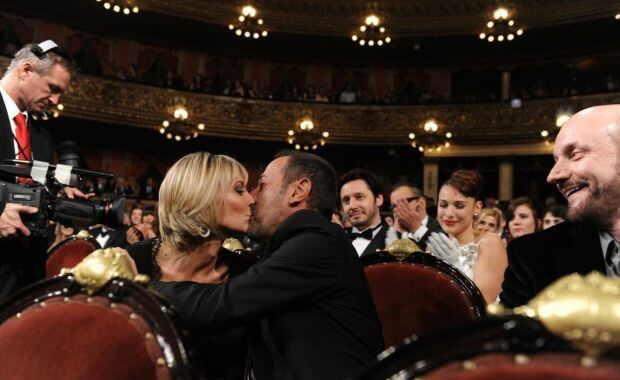 Guillermo Francella festejó su premio con un beso a su mujer (Foto: Telefe). 