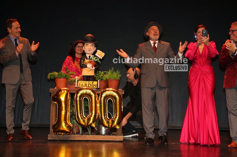 Guillermo Francella y el elenco de Desde el Jardín festejaron las 100 funciones (Foto: Movilpress).