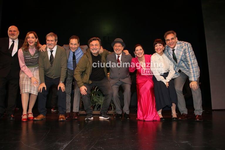 Guillermo Francella y el elenco de Desde el Jardín festejaron las 100 funciones (Foto: Movilpress).