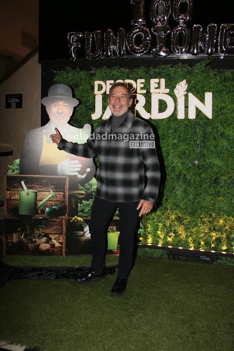 Guillermo Francella y el elenco de Desde el Jardín festejaron las 100 funciones (Foto: Movilpress).
