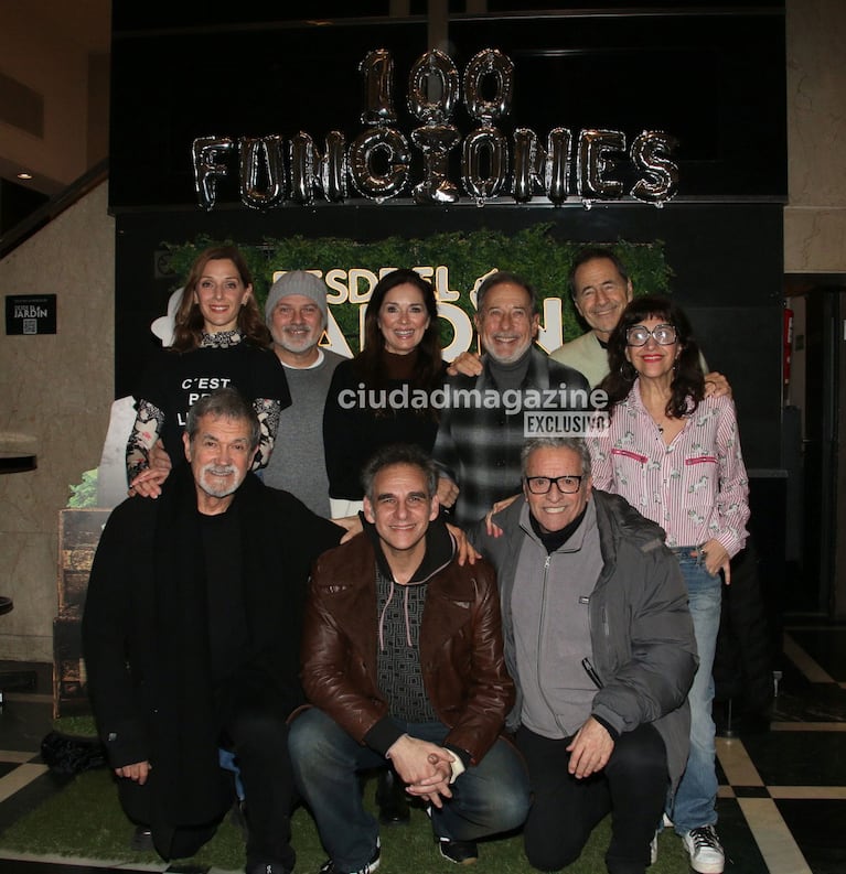 Guillermo Francella y el elenco de Desde el Jardín festejaron las 100 funciones (Foto: Movilpress).