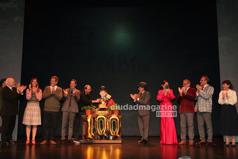Guillermo Francella y el elenco de Desde el Jardín festejaron las 100 funciones (Foto: Movilpress).