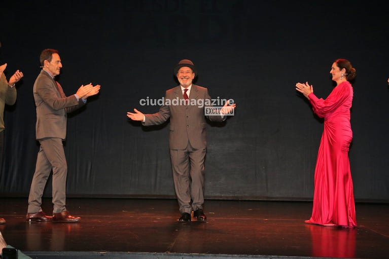 Guillermo Francella y el elenco de Desde el Jardín festejaron las 100 funciones (Foto: Movilpress).