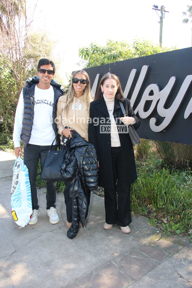 Guillermo y Tania, el hermano y mamá de Pampita junto a Malena Zermoglio, la novia del odontólogo (Foto: Movilpress)