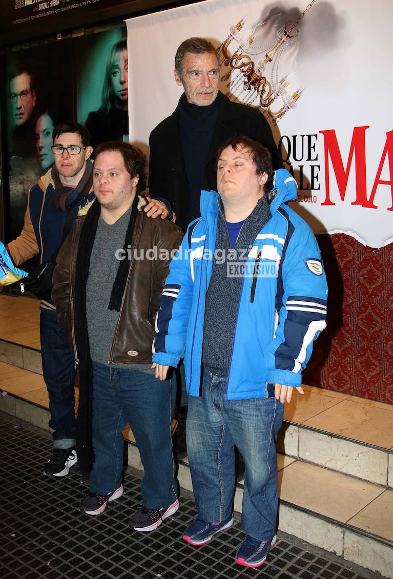 Gustavo Garzón y sus hijos en el estreno de La Función que Sale Mal (Foto: Movilpress).