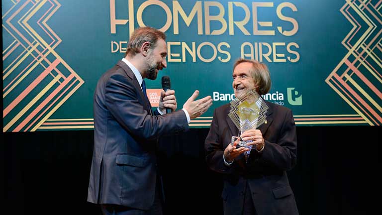 Gustavo Marangoni, presidente del Banco Provincia, le entregó la distinción “Hombres de Buenos Aires” por su aporte a la cultura nacional y su dedicación al entretenimiento sano.