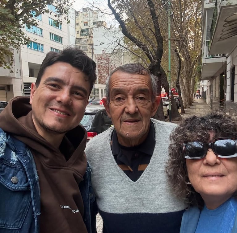 Gustavo Méndez con sus papás. (Foto: @mecomprendezmendez)