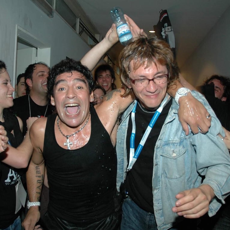 Gustavo Peduto, el director, con Maradona en el festejo por el final de La Noche del 10.