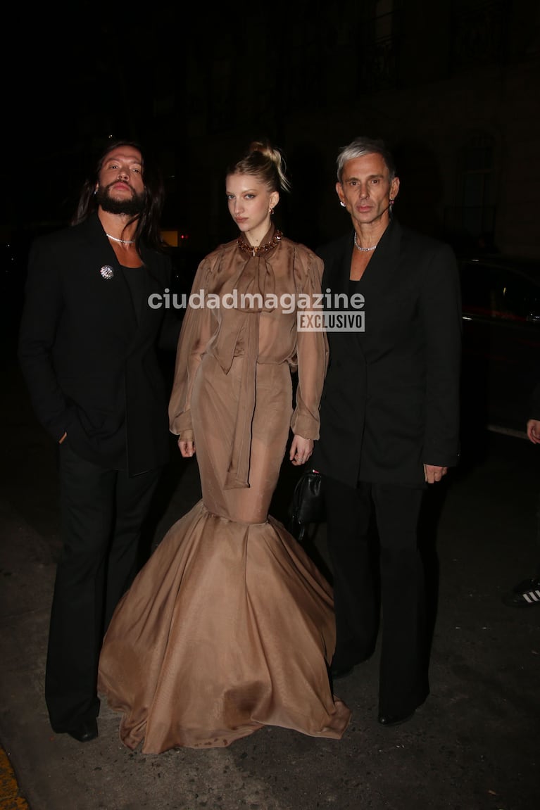 Gustavo Pucheta y Fabián Paz con su musa en la gala de una revista (Foto: Movilpress).