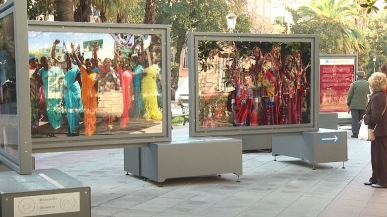 Habitantes de Anantapur, India, aparecen en las calles de Badajoz para dar a conocer su cultura