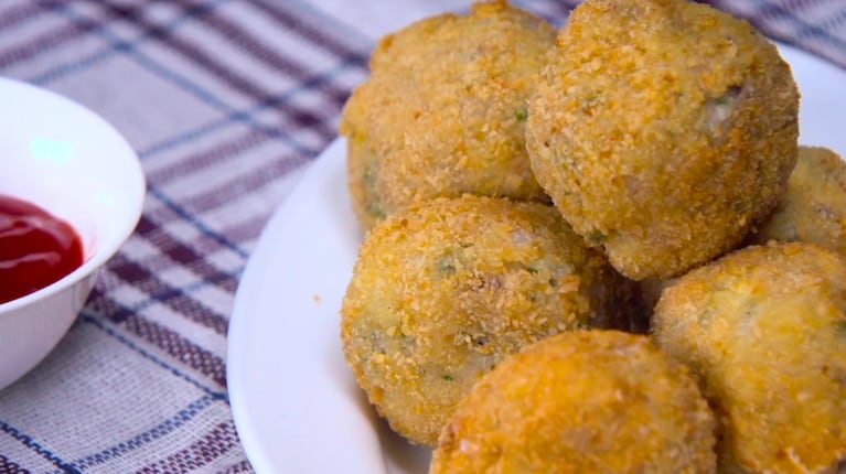 Hace albóndigas de pescado rellenas con muzzarella con esta receta simple 