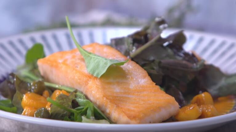 Hace esta ensalada tibia, salmón y vieiras con una receta simple y práctica 