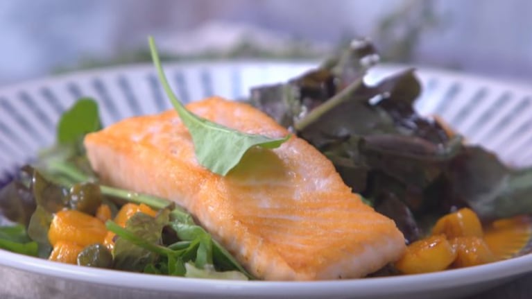 Hace esta ensalada tibia, salmón y vieiras con una receta simple y práctica