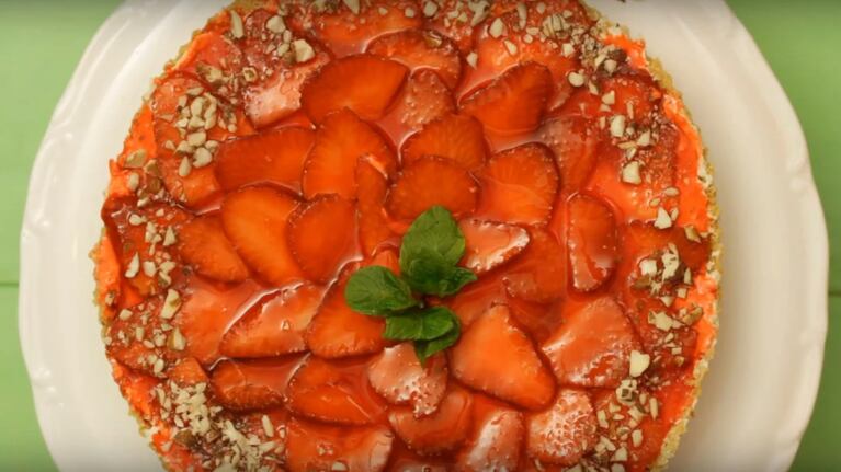 Hace esta tarta de frutillas rellena con una receta perfecta para disfrutar en familia