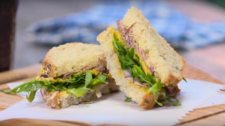 Hace este sándwich de roast beef con una receta fácil: el paso a paso