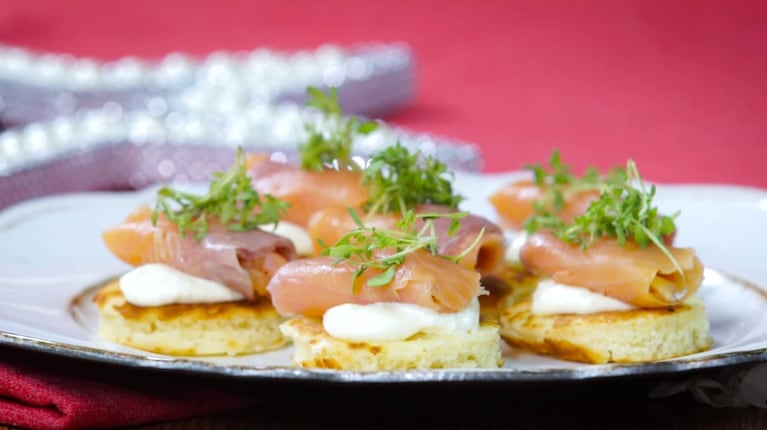 Hace este Sour cream con salmón ahumado siguiendo una receta simple y rápida 