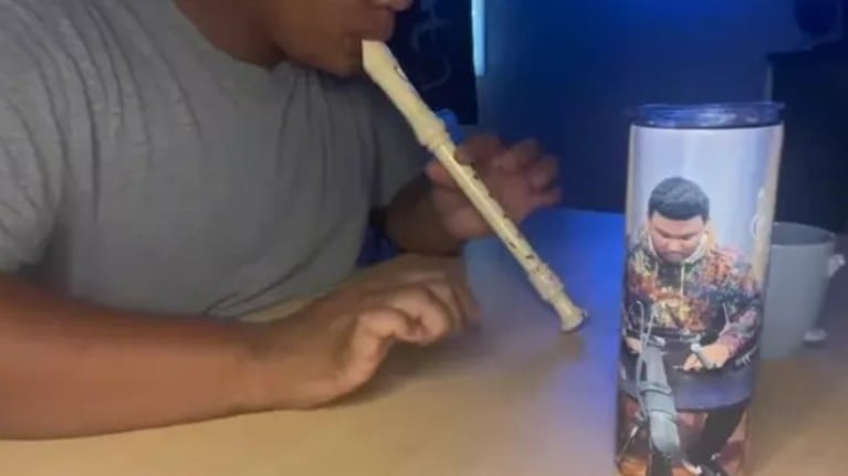 Hace música... ¡utilizando unos bolígrafos!