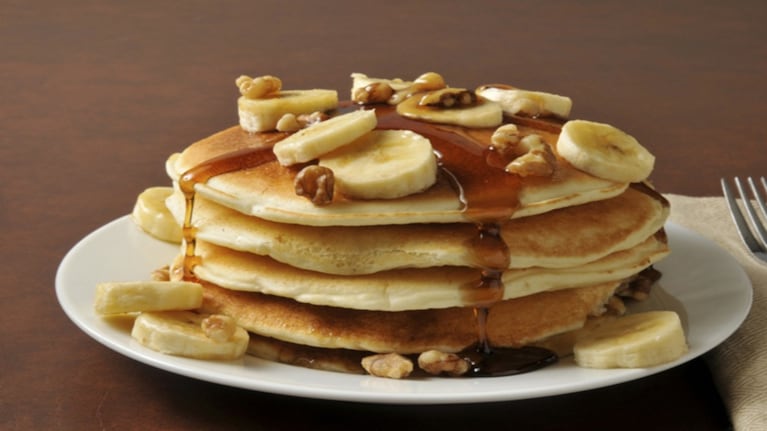 Hacé pancakes de banana con salsa de dulce de leche con una receta fácil y práctica