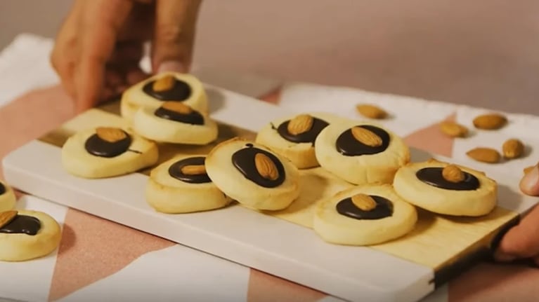 Hace pepas de almendras y chocolate con esta receta simple