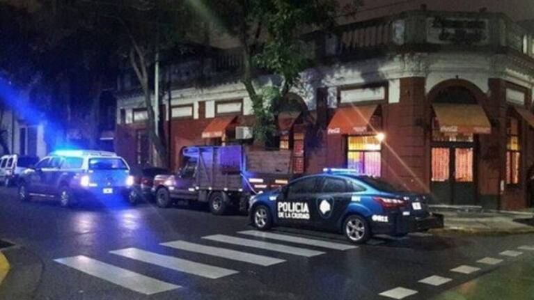 Hallan a hombre muerto de una puñalada y a otro herido en Balvanera y creen que tuvieron una pelea