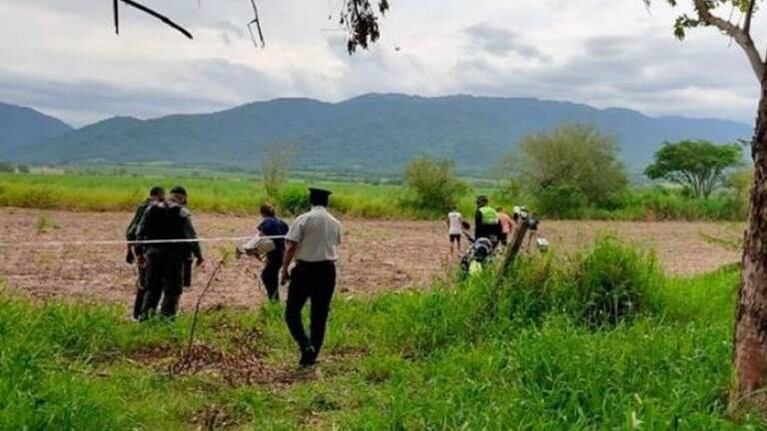 Hallan a un joven asesinado y sospechan que lo atacaron cuando entró a robar a un predio